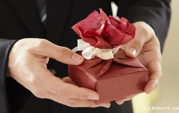 电商送礼遇冷：当“孤独一代”选择悦己而非社交