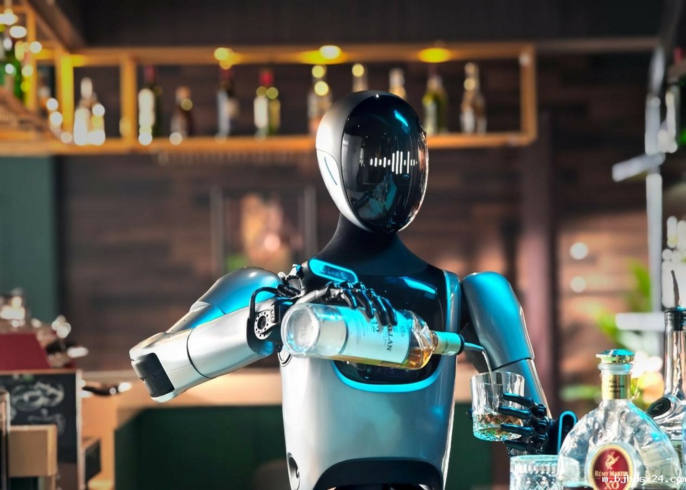 擎朗智能首款人形具身服务机器人亮相2025消博会