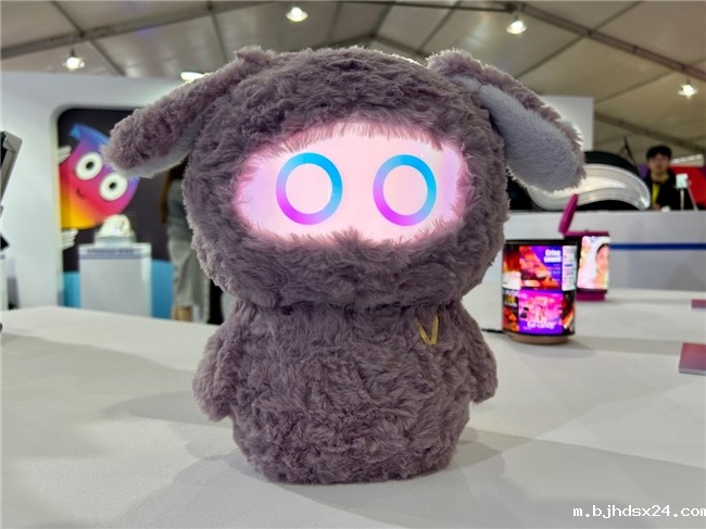 会“弯腰”的大屏来了，维信诺联合康宁定义车载显示新范式