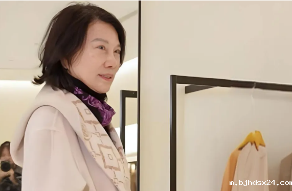 不卖空调 董明珠为何现身三只小山羊直播间卖羊绒大衣？